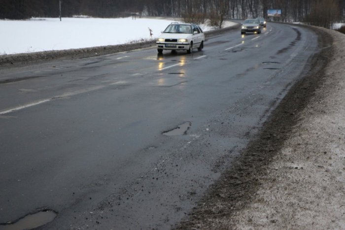 Ilustračný obrázok k článku Profesionálny vodič o výtlkoch na cestách: Toto si myslí o policajtoch a správe ciest