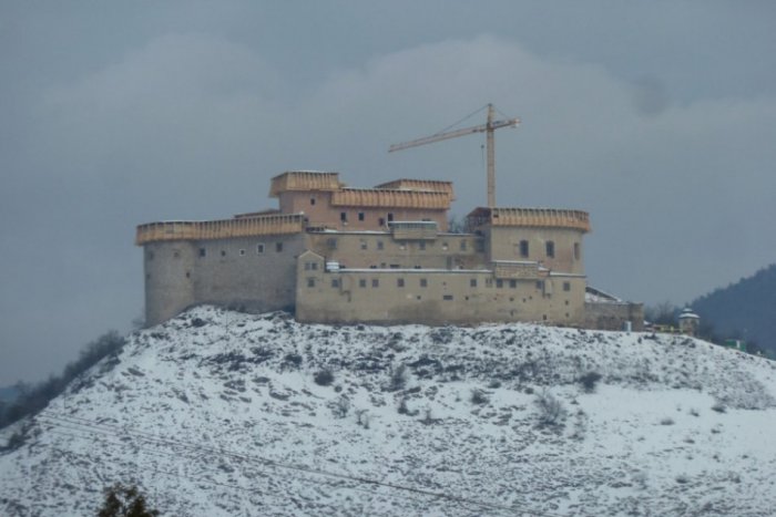 Ilustračný obrázok k článku Najnetradičnejší darca! Na zničený hrad prispel japonský súbor Krásna Hôrka