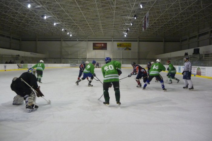 Ilustračný obrázok k článku Počas zápasu sa zranil brankár, hokej museli mimoriadne ukončiť