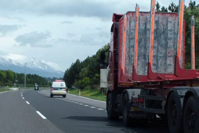 Ilustračný obrázok k článku Vynaliezavosť vodičov s rušičkami nemá konca-kraja: Niekedy jazdia aj vo flotilách