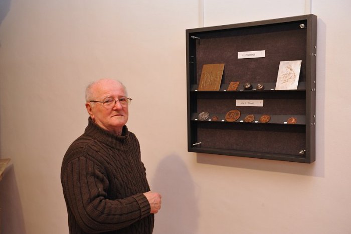 Ilustračný obrázok k článku Zomrel významný kremnický rytec Ján Allerám (†76)