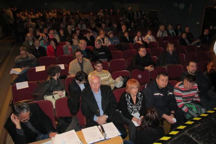 Ilustračný obrázok k článku Na zastupiteľstvo ľudí zvážali autobusmi: Toto všetko štve Moravčanov!