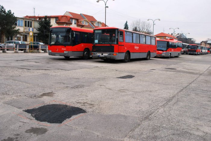Ilustračný obrázok k článku FOTO: O pár dier menej. Na autobusovej stanici sa plátali výtlky
