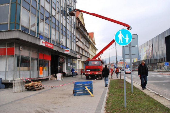Ilustračný obrázok k článku Budova Coop Jednoty vymieňala okná: Nitranom hrozilo nebezpečenstvo