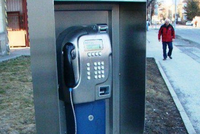 Ilustračný obrázok k článku Zatiaľ sám vojak v poli, ale... Spred pošty zmizne aj tento automat!