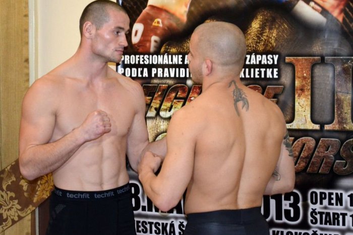 Ilustračný obrázok k článku Bojovníci sú pripravení na boje v klietke: Pozrite si ich váženie na fotografiách