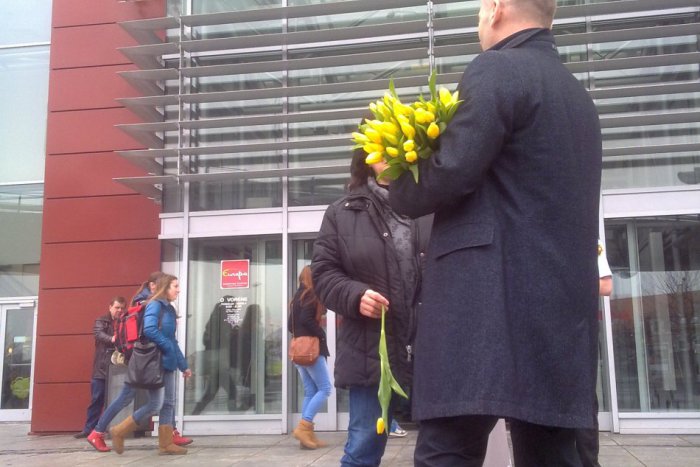 Ilustračný obrázok k článku MDŽ pod Urpínom? Poslanec Kaník rozdával prekvapeným ženám kvety