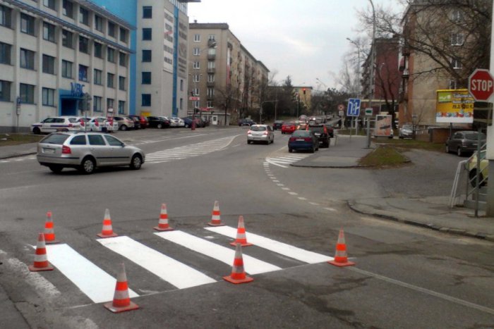 Ilustračný obrázok k článku Nový priechod pre chodcov: Ľudia by už nemali prebiehať cez cestu