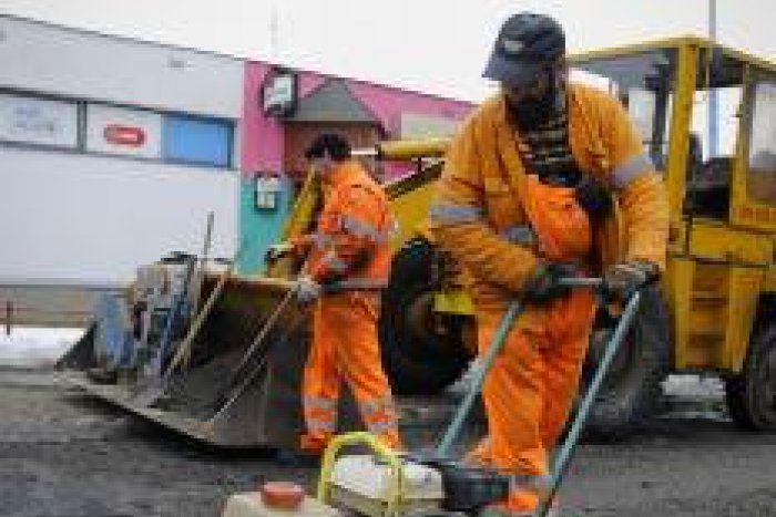 Ilustračný obrázok k článku Mesto navýši cestárom rozpočet na opravy ciest po zime. Aj tak je to málo