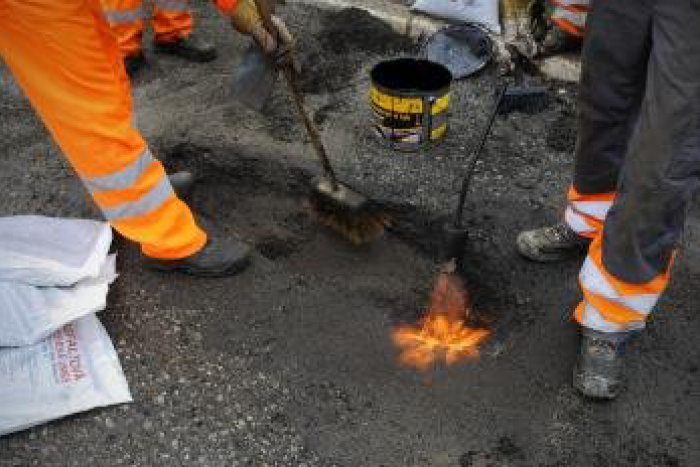 Ilustračný obrázok k článku Obmedzenia na humenských cestách: Začali sa opravy výtlkov