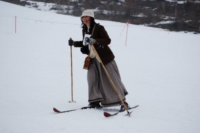 Ilustračný obrázok k článku Veselo na Bukovej hore. Súťažili tam pretekári na retro lyžiach