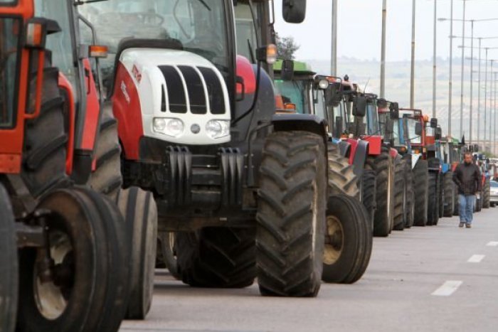 Ilustračný obrázok k článku Posádka traktora nafúkala od 2,65 do 4,40 promile: Ani si nevšimli, že poškodili oproti idúce auto!