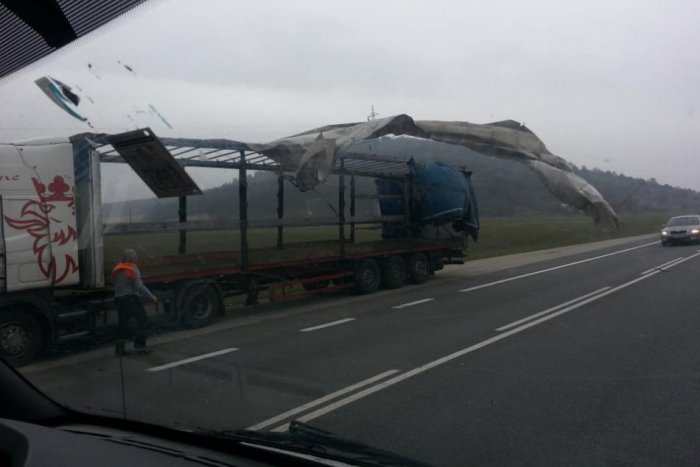 Ilustračný obrázok k článku VIDEO: Takto to vyzeralo v noci na problémov úseku medzi Moldavou nad Bodvou a Soroškou