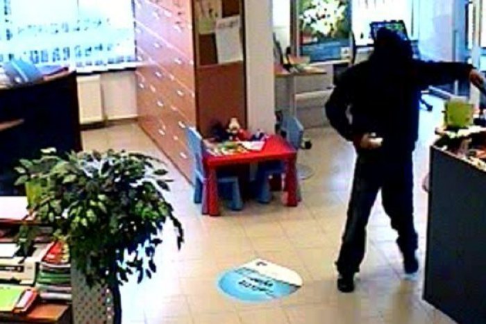 Ilustračný obrázok k článku V nákupnom centre prepadli banku! Reakcia pracovníčky: To myslíte vážne?