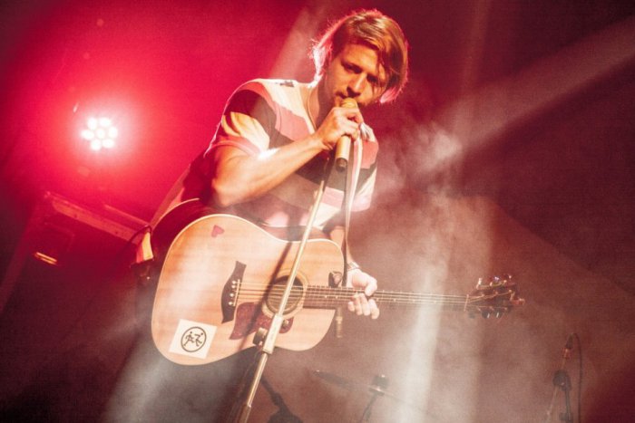 Ilustračný obrázok k článku Český Zlatý slávik Tomáš Klus s kapelou na turné. Neobišli ani Poprad