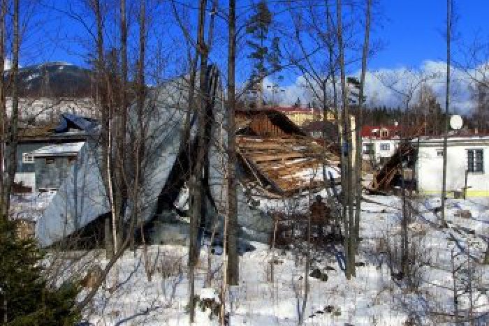 Ilustračný obrázok k článku Situácia v Tatrách je veľmi vážna: Vietor strhol strechu, zrútila sa na autá!