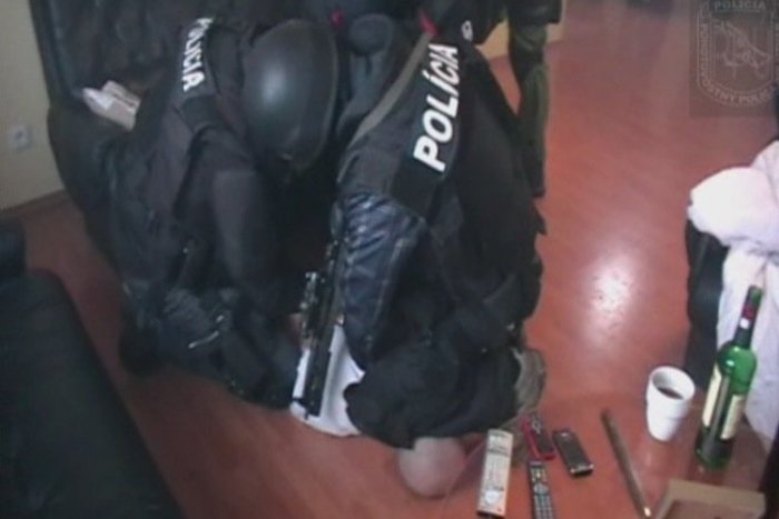 Ilustračný obrázok k článku VIDEO: Polícia zadržala údajného vraha v prenajatom byte na Západe