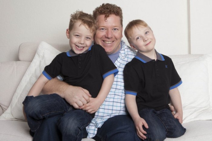 Ilustračný obrázok k článku SÚŤAŽ: Poďakujte svojim otcom a oslávte ich deň so superstáristom Itchom Pčelárom