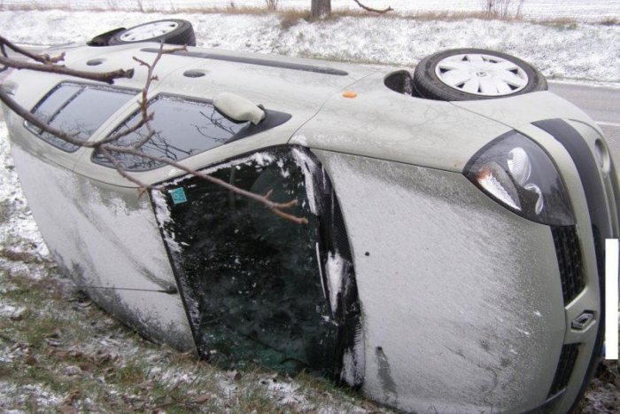 Ilustračný obrázok k článku Daň za návrat zimy: Tri autá na streche, dva v sebe