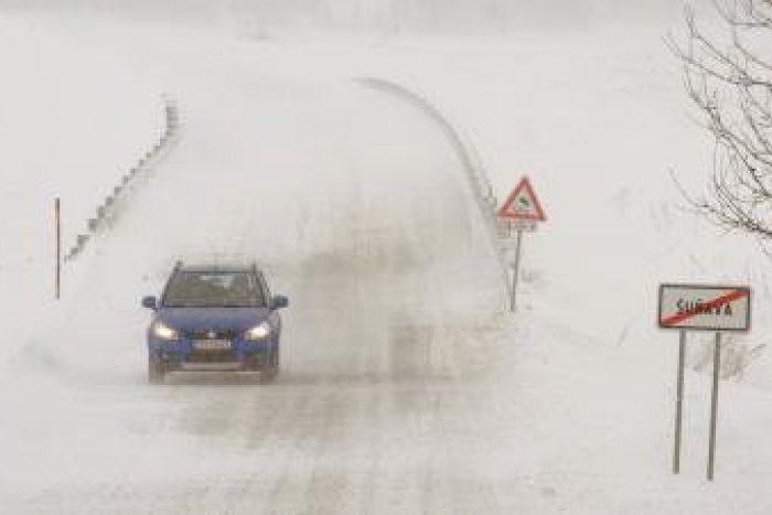 Ilustračný obrázok k článku Cestu zo Štrby do Šuňavy zafúkalo. Vodiči by mali použiť obchádzku