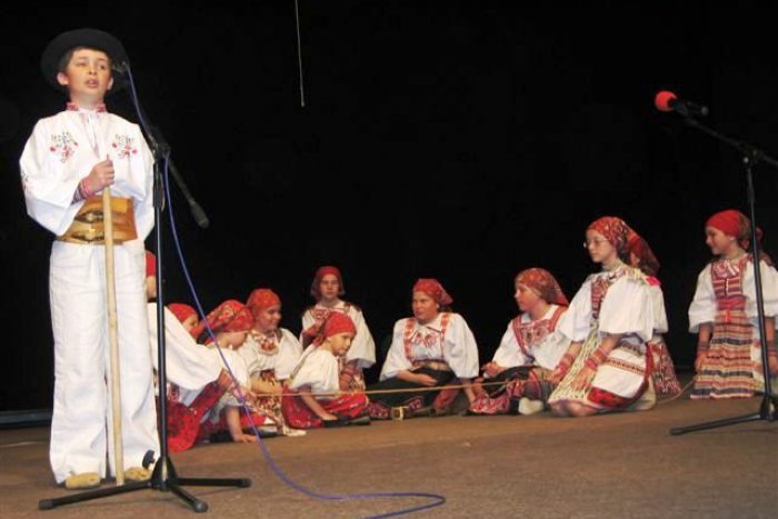 Ilustračný obrázok k článku Ľudové umenie v podaní detí: Stretneme sa Pri prameňoch krásy