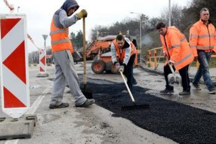 Ilustračný obrázok k článku Vodiči, toto vás poteší: Mesto sa chystá na opravy rozbitých ciest