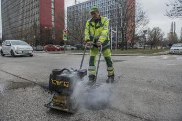 Ilustračný obrázok k článku Reakcia vlády na mimoriadnu zimu? Na opravy našich ciest dostaneme 828 000 €