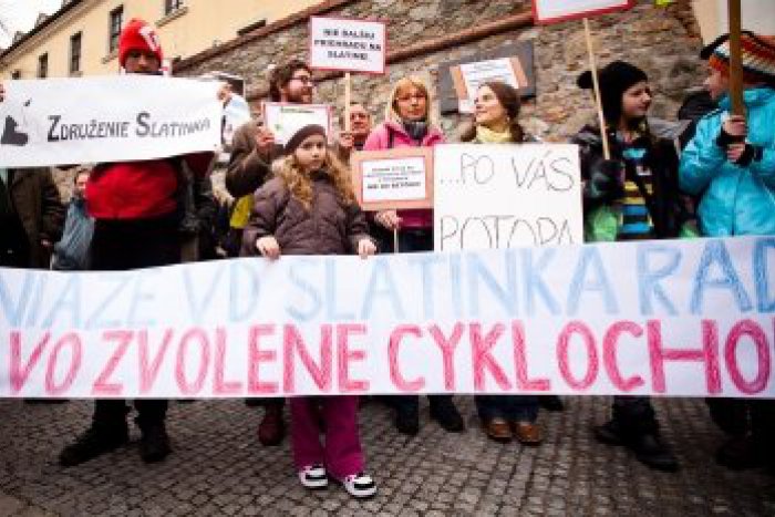 Ilustračný obrázok k článku Vodné dielo Slatinka: Ľudia protestovali proti jeho výstavbe