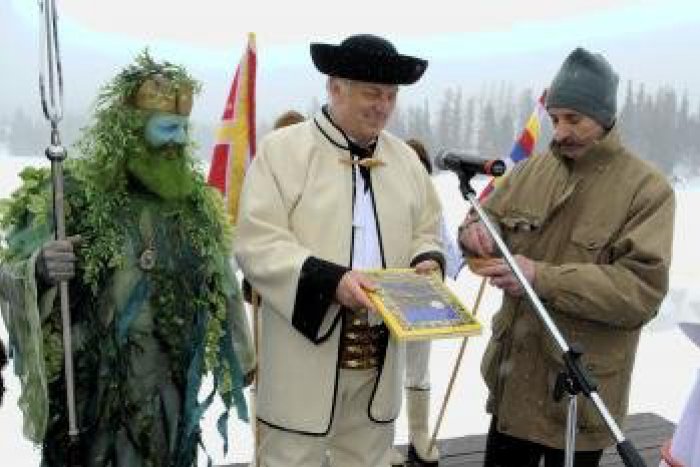 Ilustračný obrázok k článku Na svete je nová kniha o Štrbe. Pokrstili ju koreňom z horca na zamrznutom plese