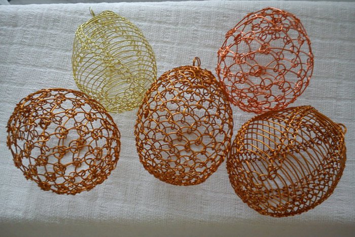 Ilustračný obrázok k článku Mária (53) a jej zlaté ručičky: Pozrite si jej úžasné drôtované kraslice