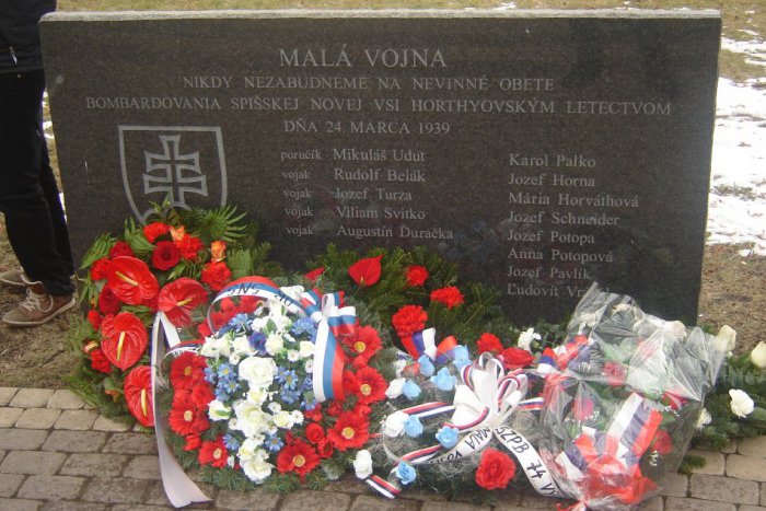 Ilustračný obrázok k článku Bombardovanie Spišskej Novej Vsi: Na odhalenom pamätníku sú nezrovnalosti!