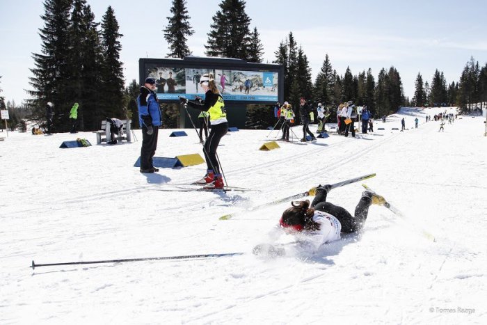 Ilustračný obrázok k článku Víkend na Štrbskom Plese: V behu na lyžiach pretekali biatlonisti aj členovia skupiny No Name