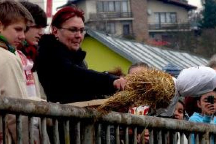 Ilustračný obrázok k článku Deti sa rozlúčili so zimou: Horiaca Morena skončila v Hrone