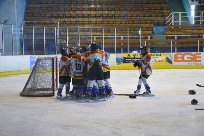 Ilustračný obrázok k článku PARÁDA: Hokejové žiacstvo bralo body na ľade Mikulášanov