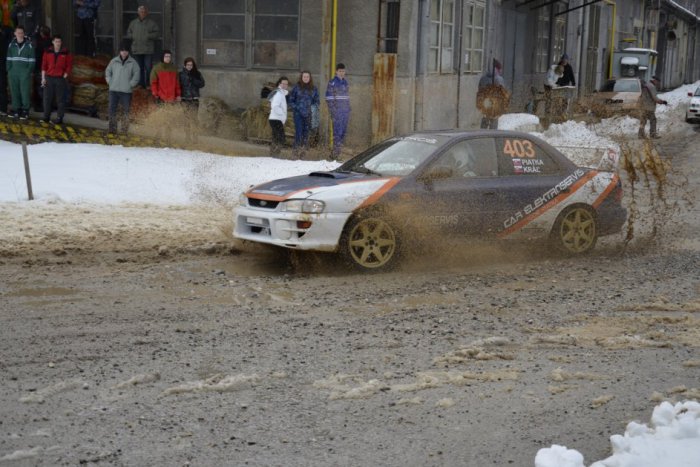 Ilustračný obrázok k článku Vrčiace motory, sneh aj blato...to všetko na Veľkonočnej minirally v Revúcej