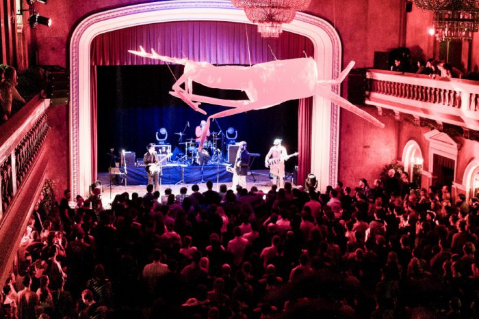 Ilustračný obrázok k článku Chiki Liki Tu-A prekonali tisícku. Čaká ich ešte veľa koncertov