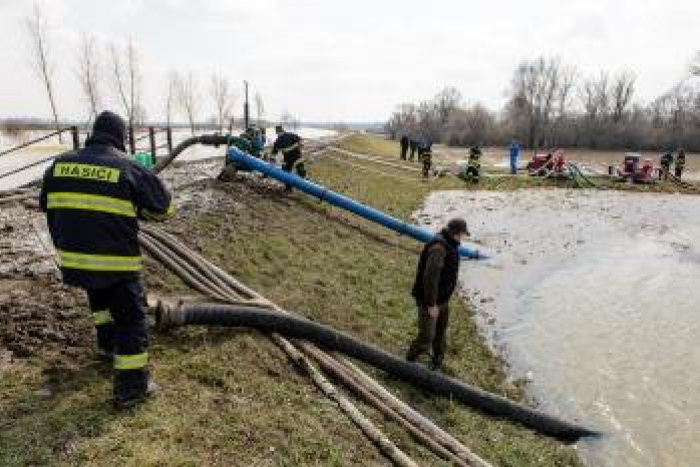 Ilustračný obrázok k článku Očakávanie veľkej vody v kraji: Pripravené sú člny aj špeciálne obleky