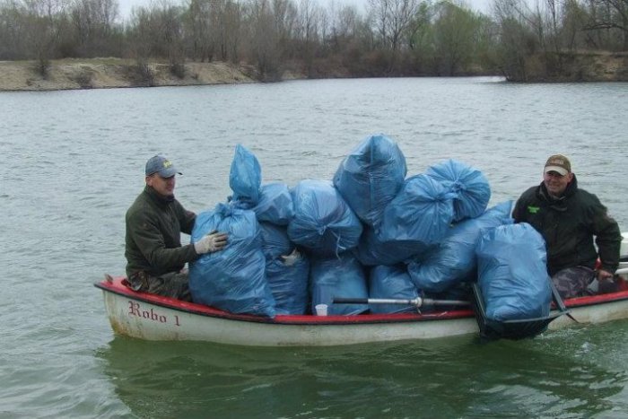 Ilustračný obrázok k článku Čistenie Peterského štrkoviska: Vítaní sú rybári aj nerybári