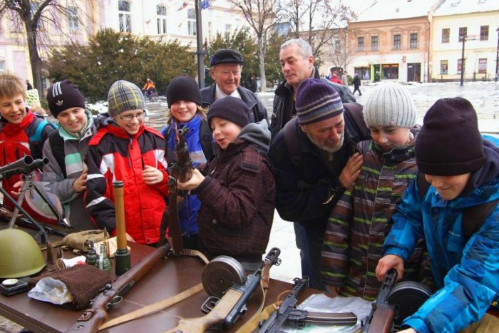 Ilustračný obrázok k článku FOTO: Doboví vojaci a pietny sprievod. Takto si Mikulášania pripomenuli svoju slobodu