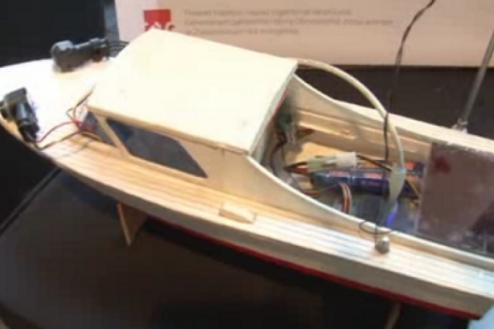 Ilustračný obrázok k článku Stredoškoláci Ivan a Marek z Bratislavy sa stali inovátormi: Vymysleli solárnu loď, ktorá pomáha životnému prostrediu