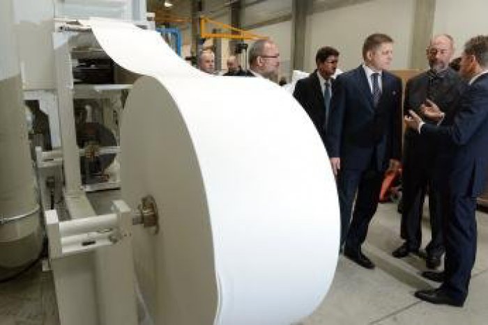 Ilustračný obrázok k článku Premiér Fico otvoril v Rožňave nový závod. Prácu tu nájde stovka ľudí