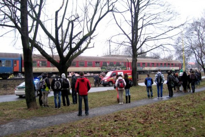 Ilustračný obrázok k článku Prečo Julka (†15) skočila pod vlak? V liste na rozlúčku sa vyznala z nešťastnej lásky