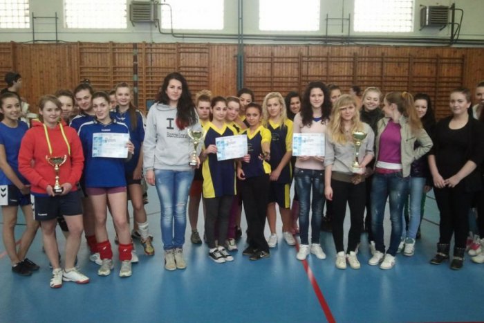 Ilustračný obrázok k článku OBRAZOM: Medzi strednými školami si prvenstvo vo volejbale vybojovali obchoďáčky