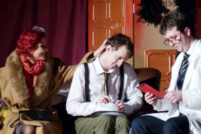 Ilustračný obrázok k článku Divadelná Šuňava: Súbor Art Academy uviedol Pacienta doktora Freuda