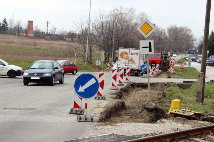 Ilustračný obrázok k článku Vodiči sa po rokoch dočkali: Štúrovu ulicu pri pekárňach rekonštruujú!