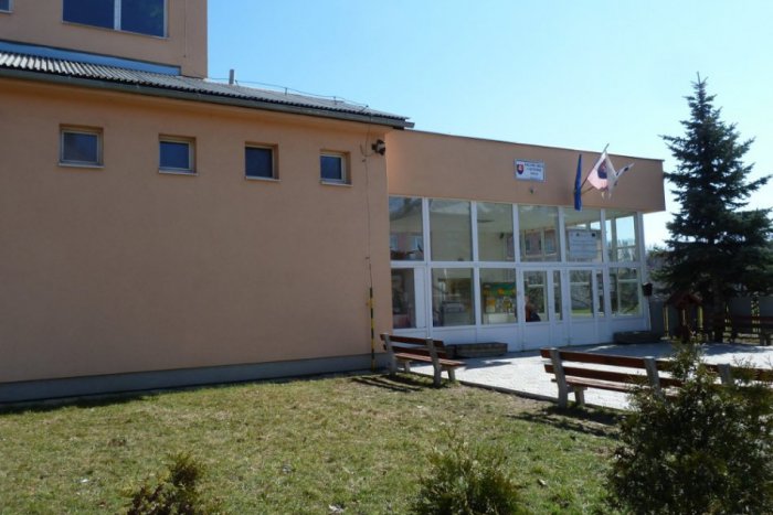 Ilustračný obrázok k článku Škola v Jelšave patrí k najlepšie vybaveným v okrese. Deti tu učí aj spisovateľka