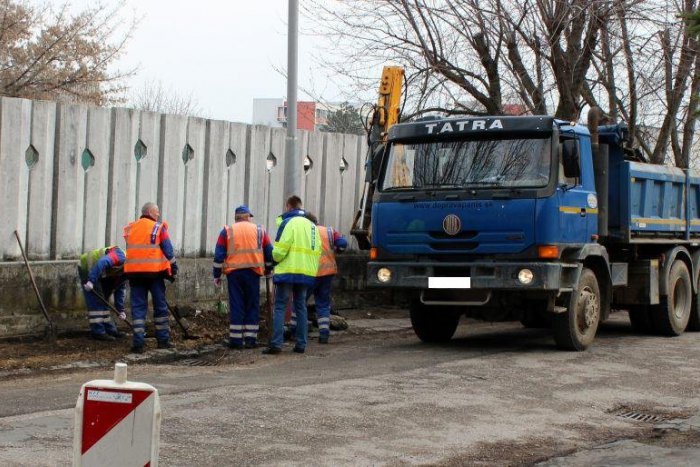 Ilustračný obrázok k článku Bitka na vozovke. Cestár: Vodič dokopal kolegu a dolámal mu 4 rebrá!