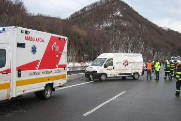 Ilustračný obrázok k článku Smrť vodičov pri Bytči: Škodovku odhodilo do traktora, dodávka zlomila stĺp!