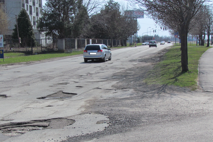 Ilustračný obrázok k článku Po zime je v Žilinskom kraji 85 km ciest v havarijnom stave: Na opravy pôjde až 6 miliónov €!