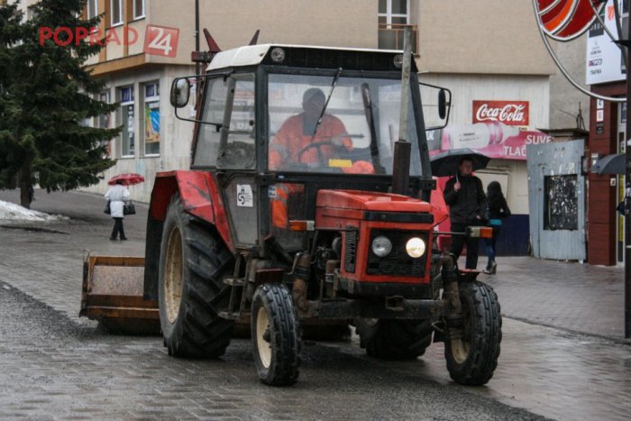 Ilustračný obrázok k článku S jarným upratovaním začali aj cestári. Námestie bude čistejšie už cez víkend